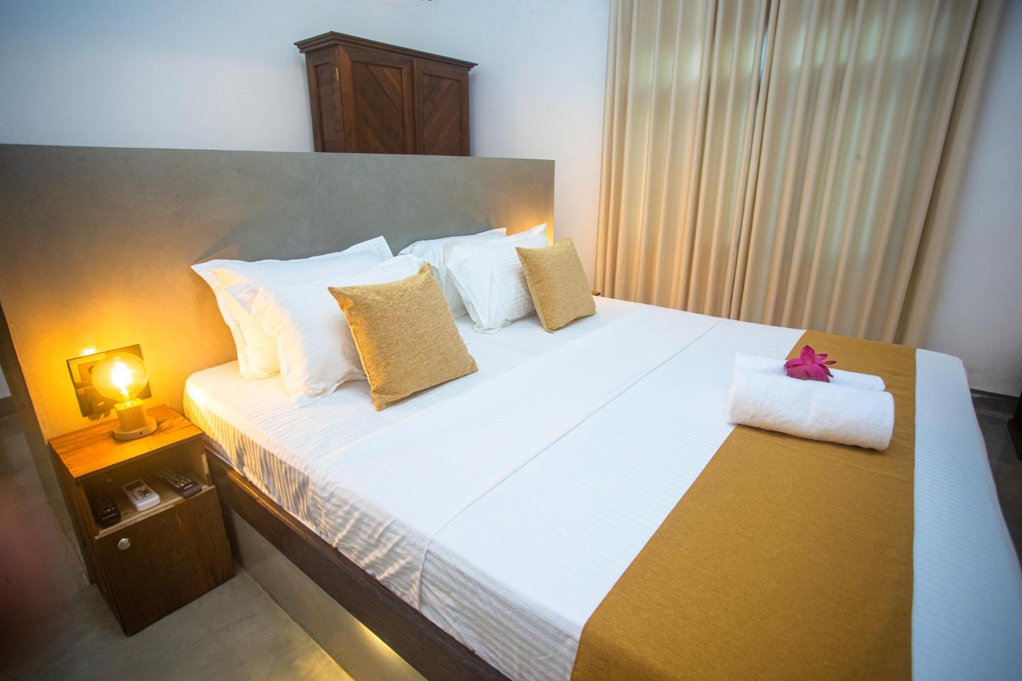 Aki Luna Lagoon Resort Hikkaduwa Dış mekan fotoğraf